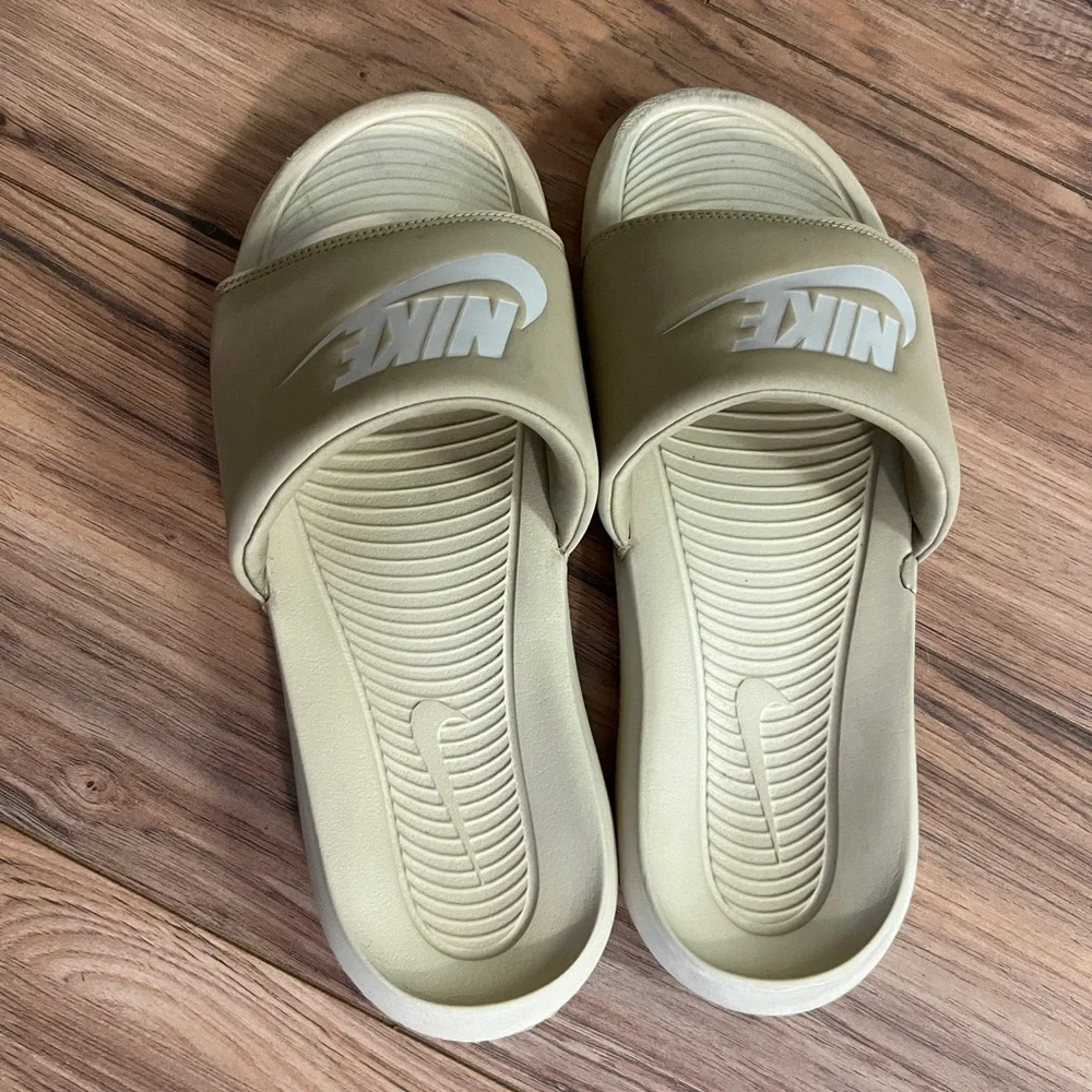 🔥Men’s Nike Slides Size  12 Tan/White Victory One